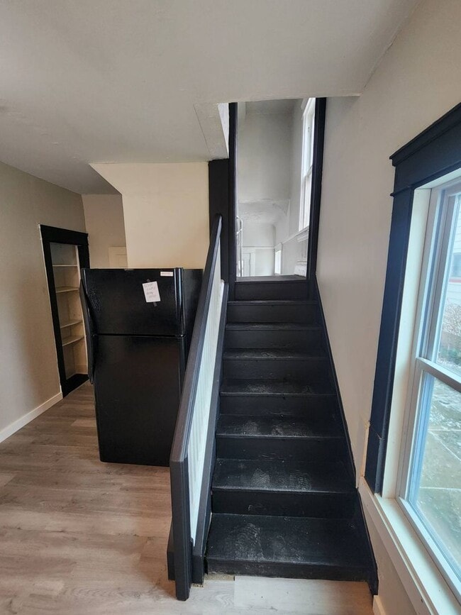 Building Photo - Charming 4-Bedroom Property in Prime Location