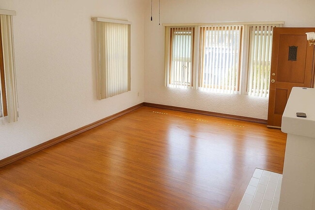 Building Photo - Charming, Classic, Golden Hill ~ 750 sqft 1bed/1bath Fully Furnished Apartment with Hardwood Floo...