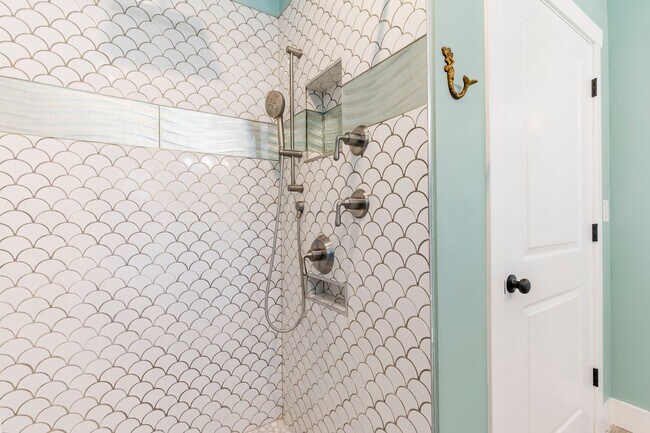 Building Photo - Fully Renovated Beachside Beauty – Walk to the Sand