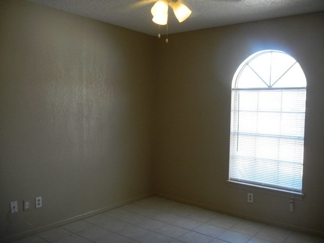 Building Photo - 112 King Charles Pl