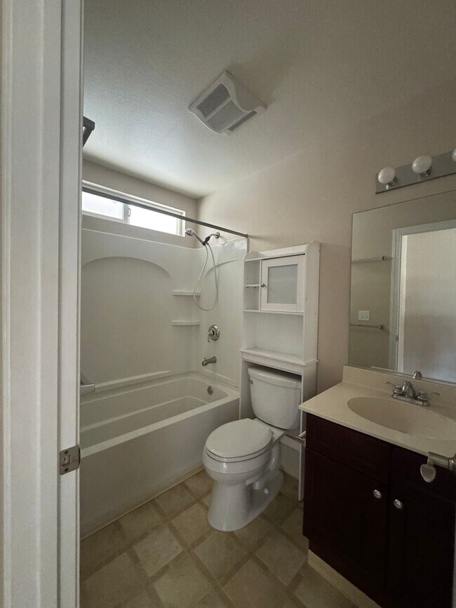 Building Photo - Beautiful 3 Bedroom with 2.5 Bathroom Home...
