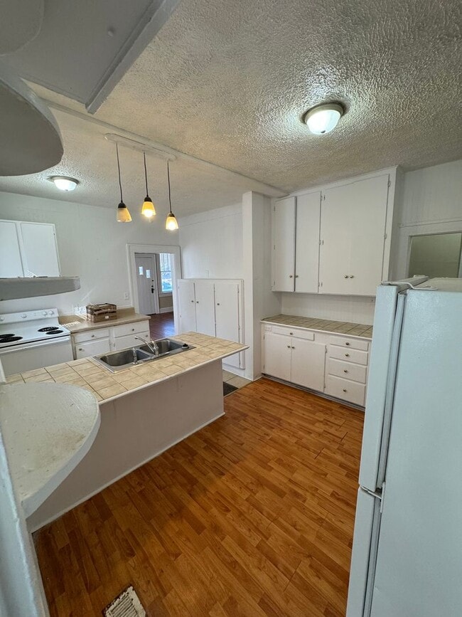 Building Photo - 3 Bedroom  & 2 Bath House