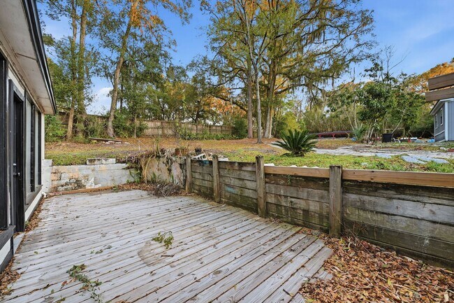 Building Photo - Rare Find! Spacious 2/1 Home on Huge Lot - Perfect for Work Vehicles, Boats & Pets***JANUARY SPEC...