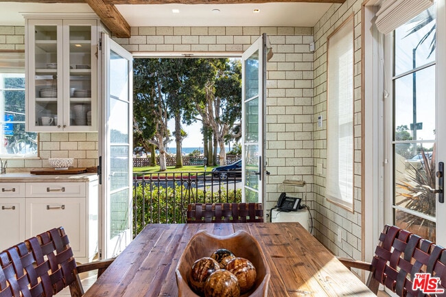 Building Photo - 127 Hollister Ave