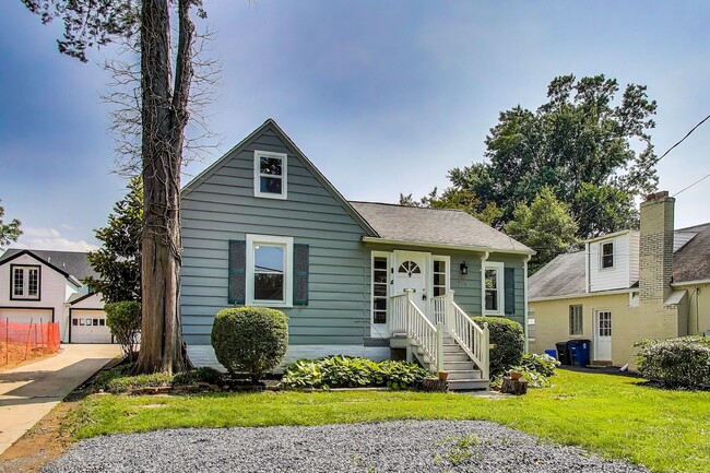 Building Photo - Cute 2 bed + Loft + 2 Bath SF w/ Fenced Yard