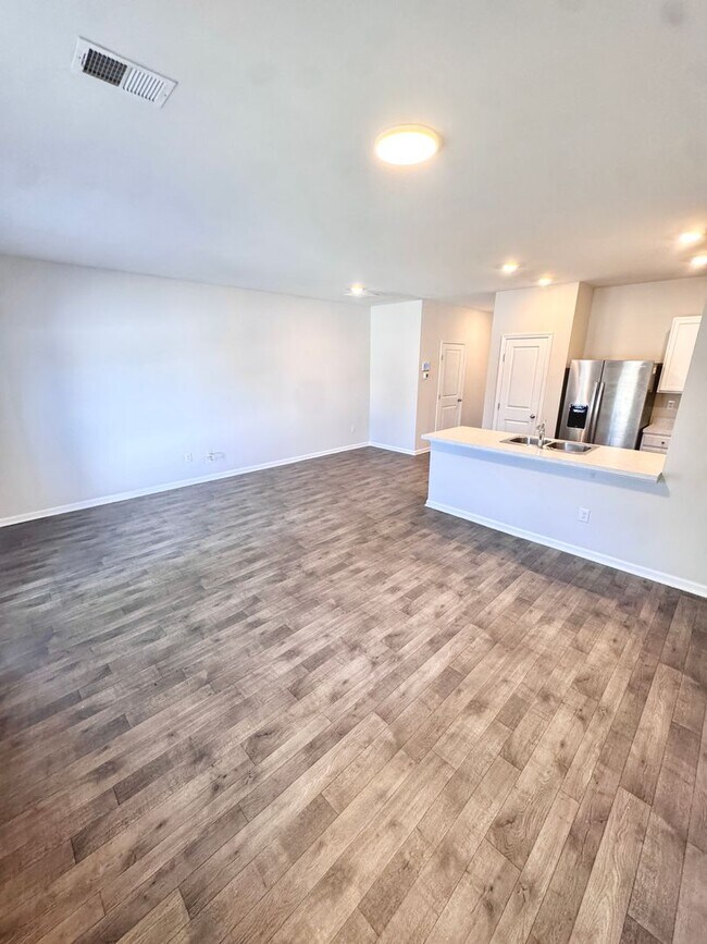 Building Photo - NEWER THREE BEDROOM TOWNHOME