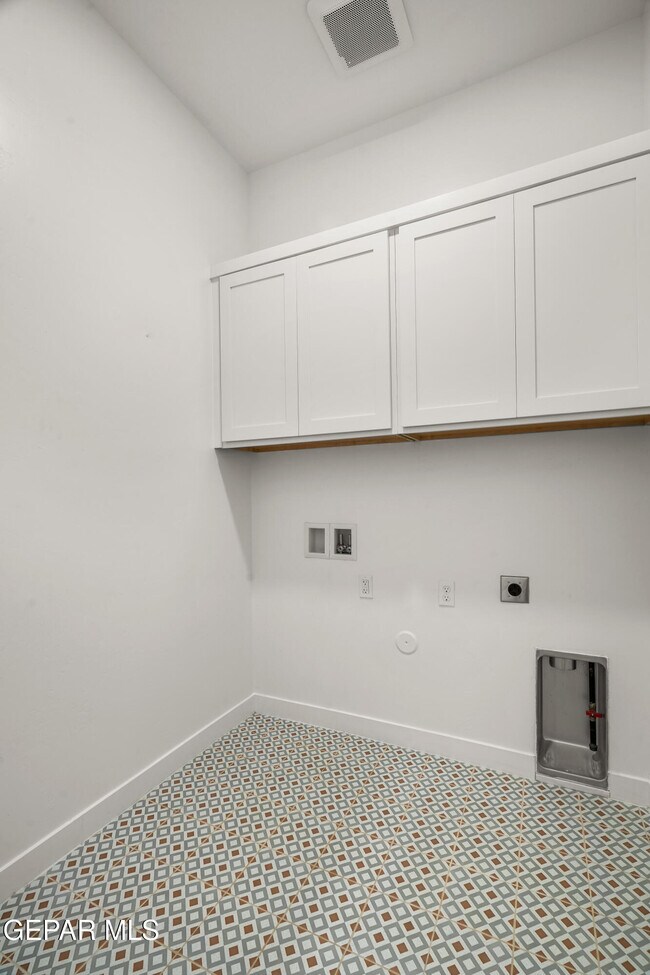 Building Photo - 874 Harpendem Dr