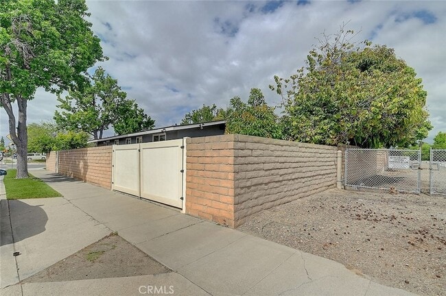 Building Photo - 2044 W Spruce Ave
