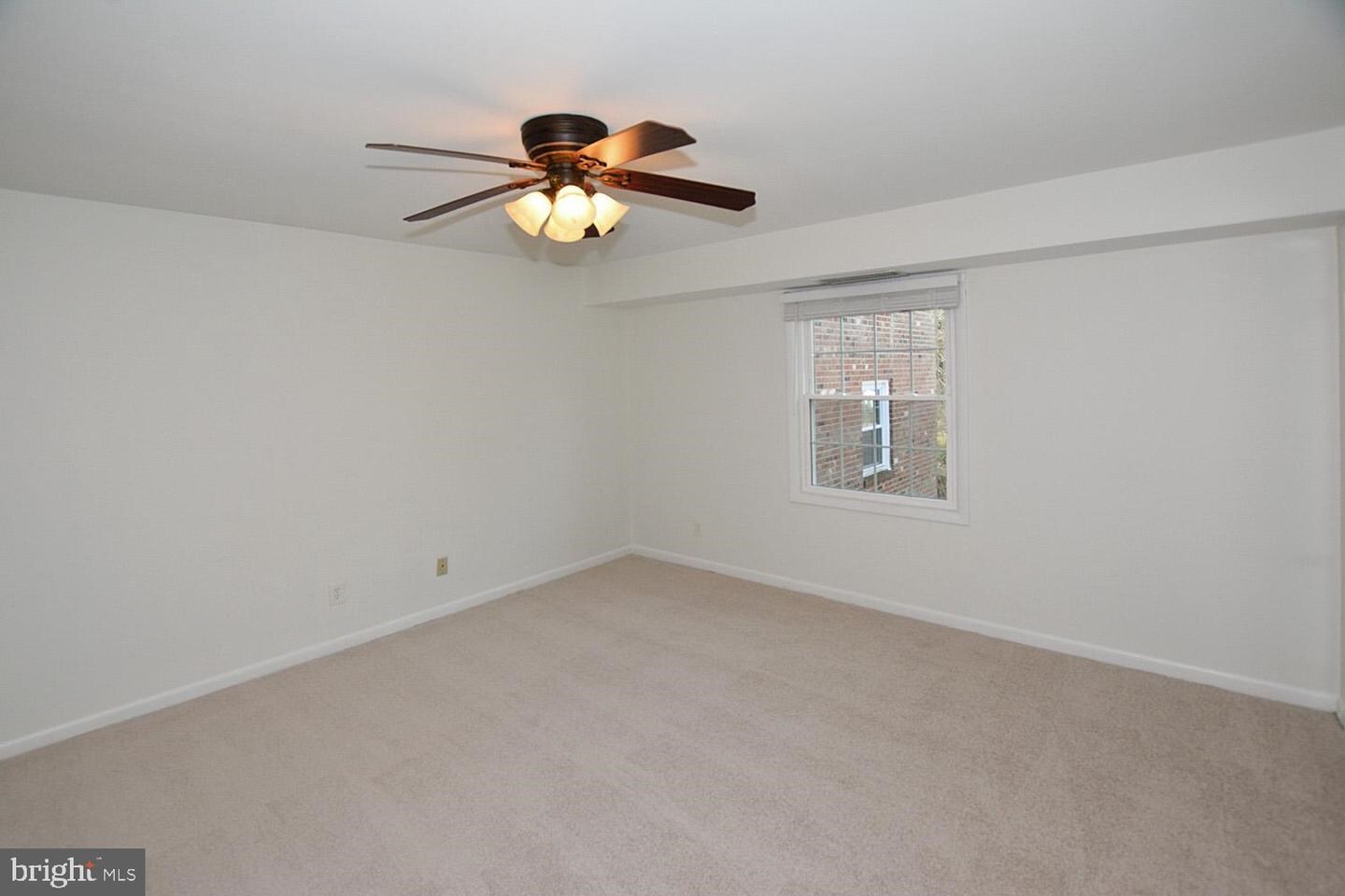 Building Photo - 3874 Lyndhurst Dr