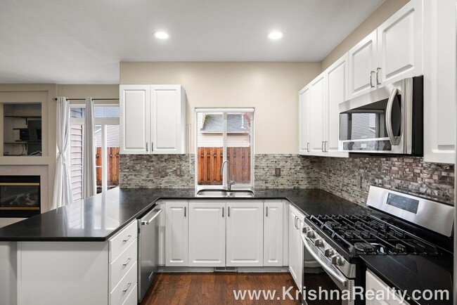 Building Photo - Charming **UPDATED** 3 BD* 2.5 BA* Single ...