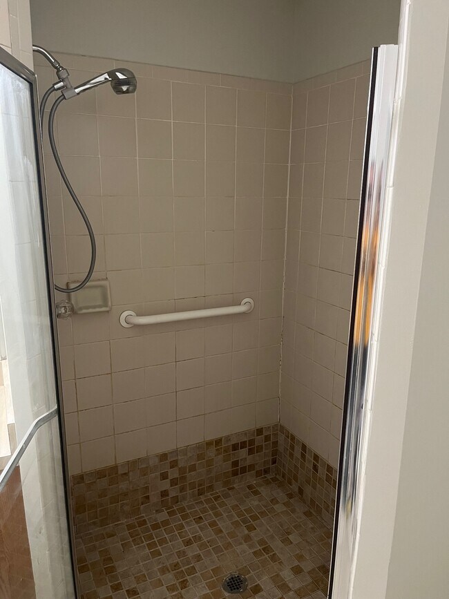 Building Photo - 5733 Twin Oaks Dr