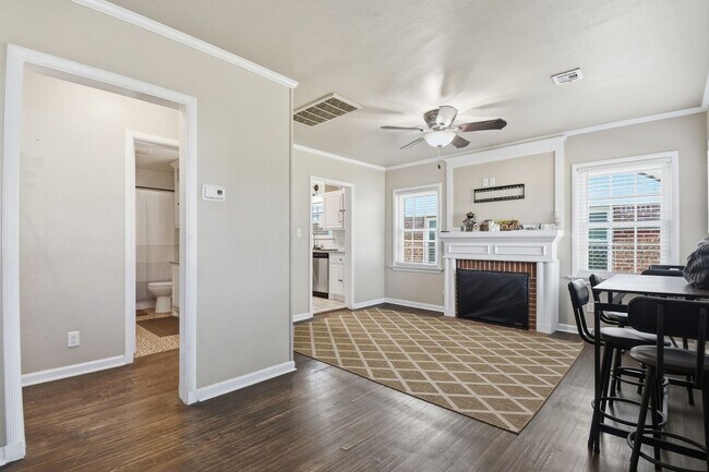 Building Photo - Spacious Home near I-244