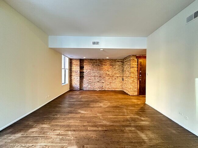 Building Photo - 605 W Surf St