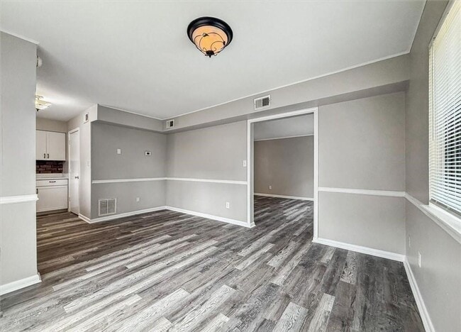 Building Photo - Remodeled Townhouse Ready for A New Tenant