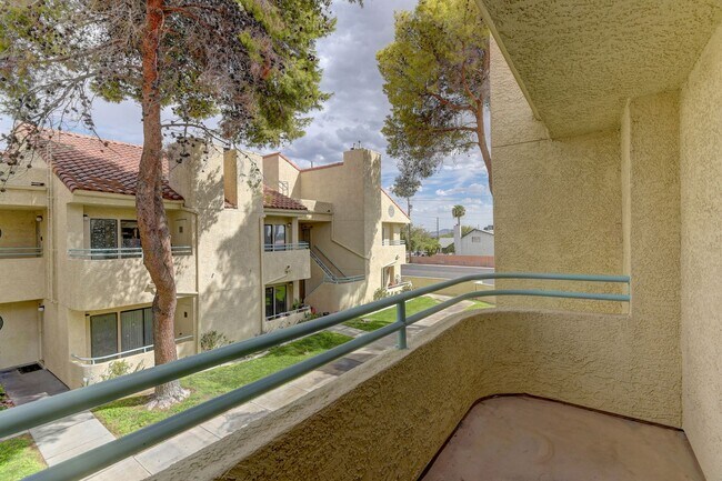 Building Photo - 820 N Sloan Ln