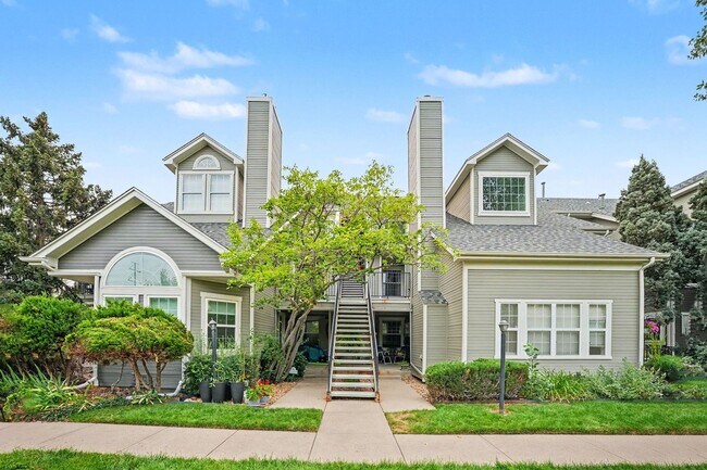 Building Photo - Bright Top-Floor 2 Bed, 2 Bath Condo with Loft & Vaulted Ceilings