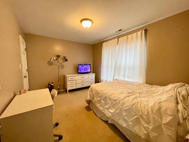 Building Photo - 2600 Taton Ct