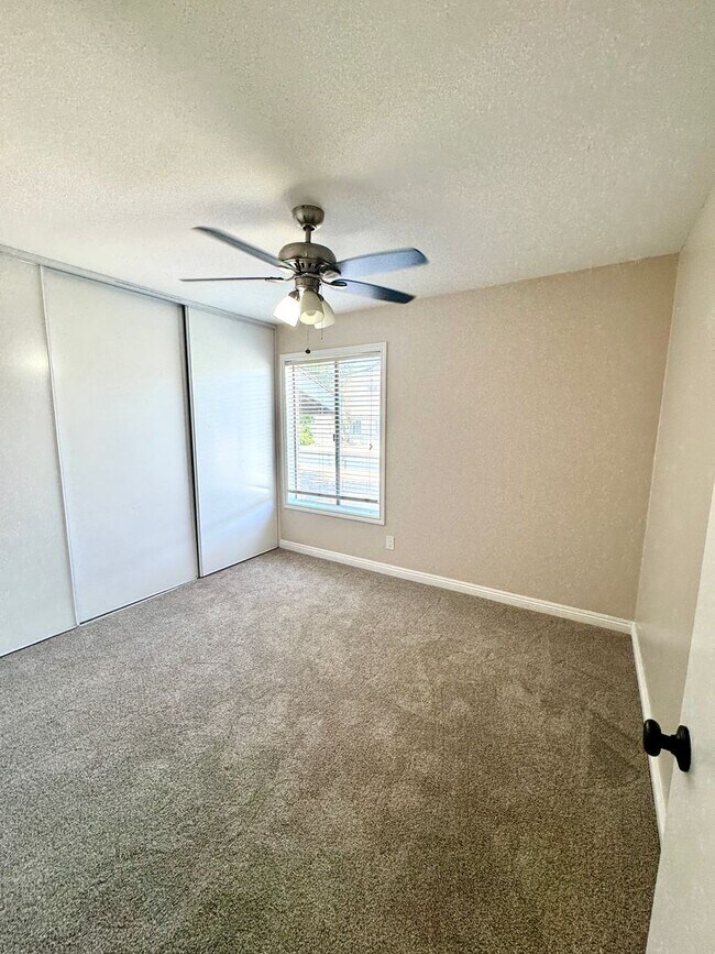 Building Photo - Charming 2 Bed/2 Bath Upstairs Condo in Qu...