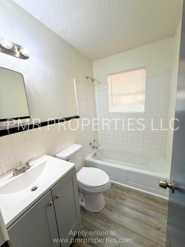 Building Photo - 3 Bedrooms/1 Bathroom House