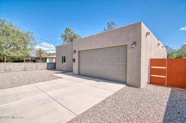 Building Photo - 3304 E Elida St