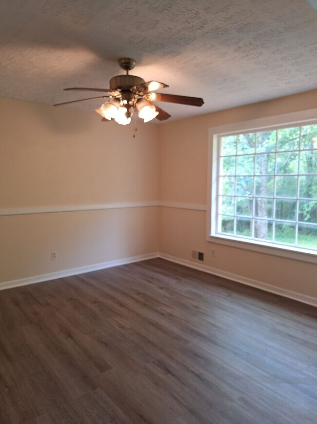 Building Photo - Large 3 Bedroom 2 Bath Ranch with Basement...