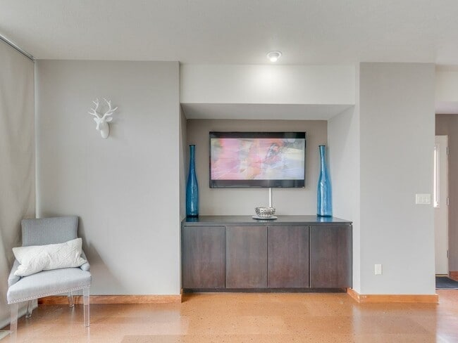 Building Photo - 1705 S Vermont Ave