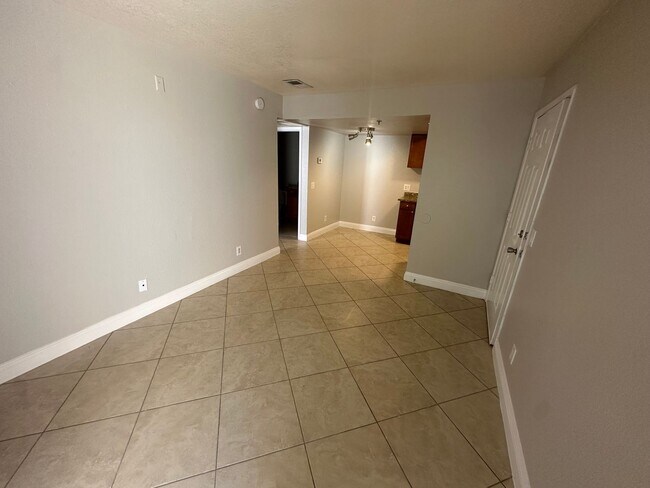 Building Photo - Beautiful 1 Bedroom 1 Bath Condo in Guard Gated Community!!