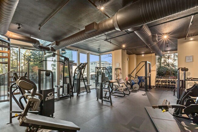 Building Photo - Luxury 28th Floor 2 Bedroom Condo For Leas...