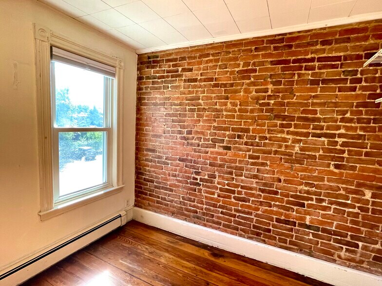 Building Photo - 14 Mead St