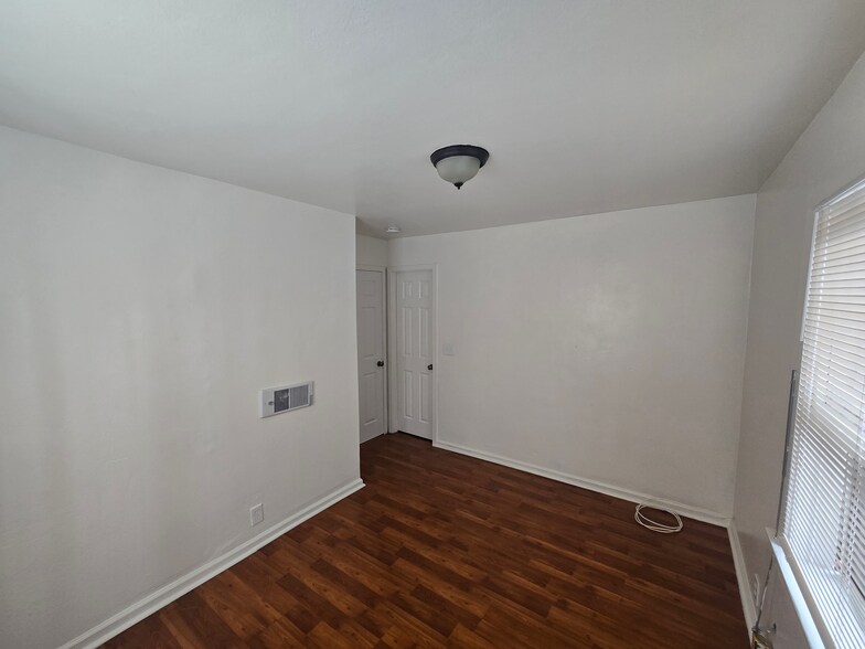 Building Photo - 5424 S Van Ness Ave