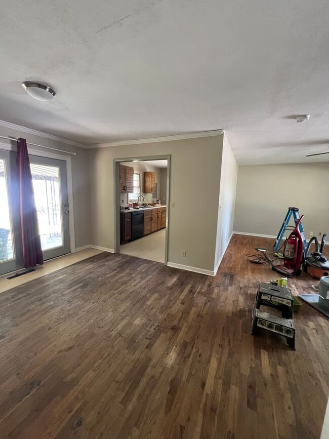 Building Photo - 3 bedroom/2 bath house close to KU with washer/dryer