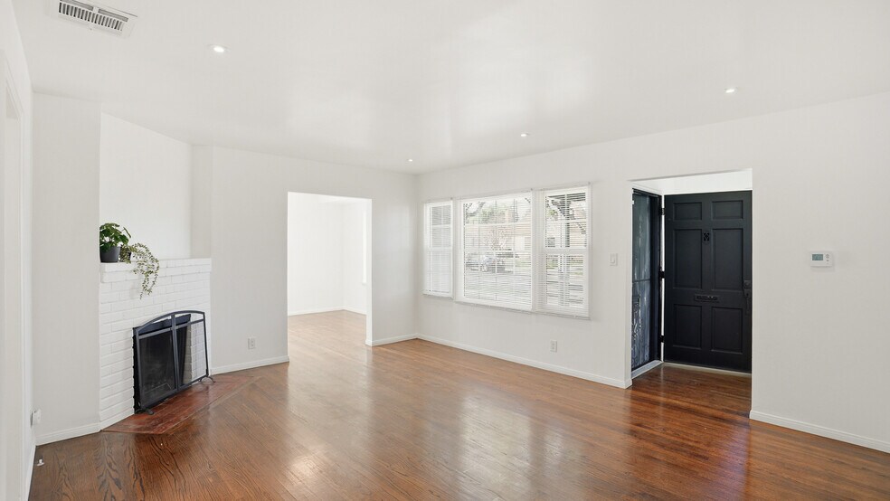 Building Photo - 3936 S Victoria Ave