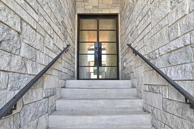 Building Photo - 901 Bouldin Ave