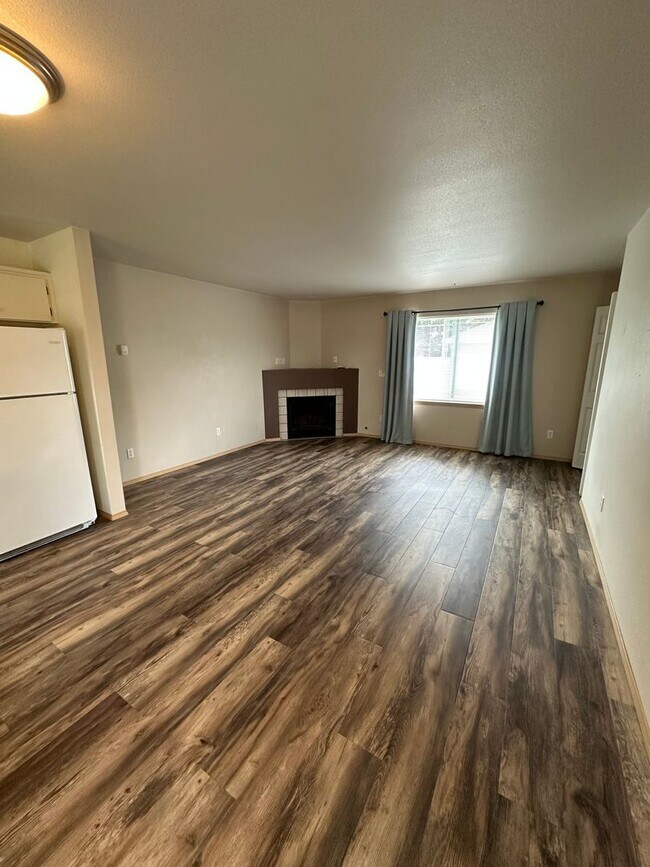 Building Photo - Beautiful downtown Sumner Townhouse Condo with garage. Aug 1.