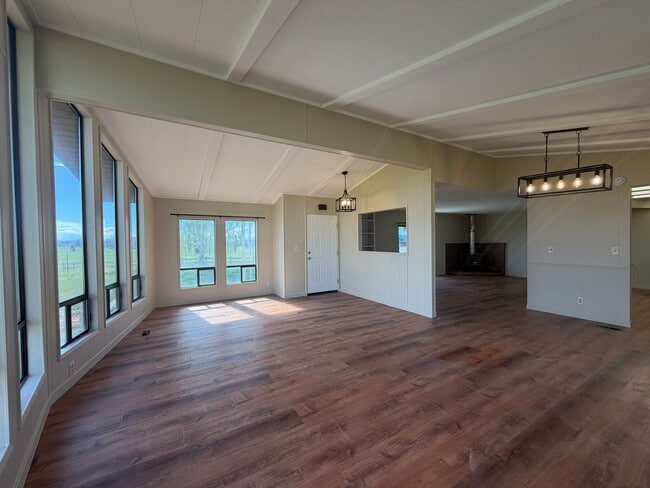 Building Photo - 3 Bedroom, 2.5 Bath - Three Bay garage