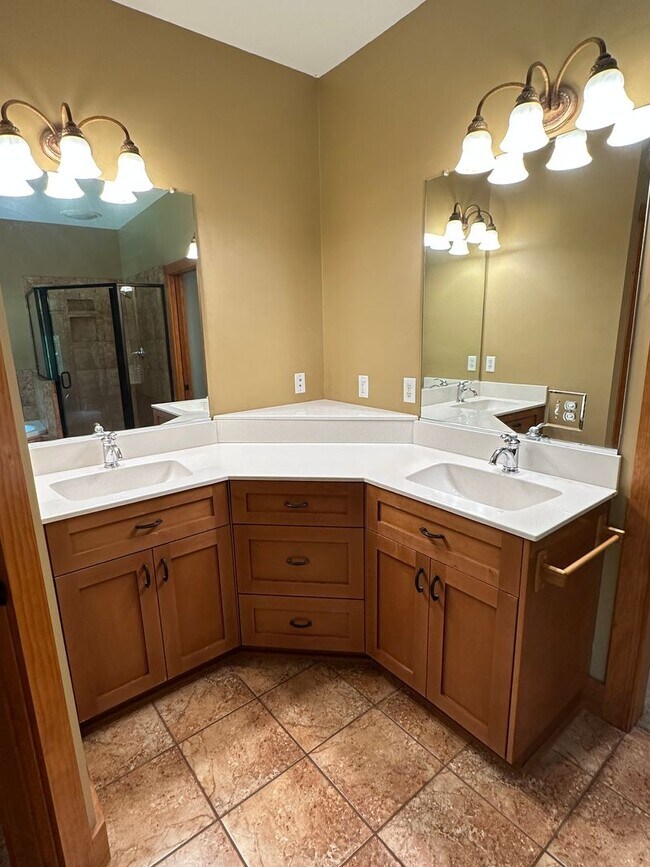 Building Photo - Charming 2 Bed, 2 Bath Custom Ranch on 5 A...