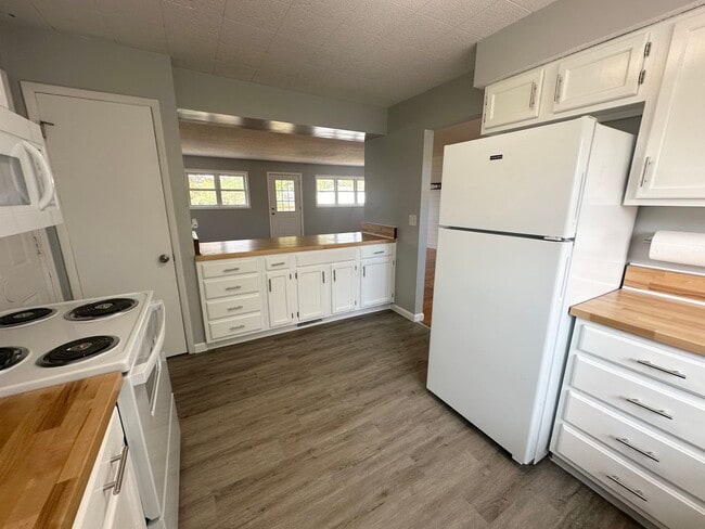 Building Photo - Beautifully Renovated 4 bedroom / 2 bath h...