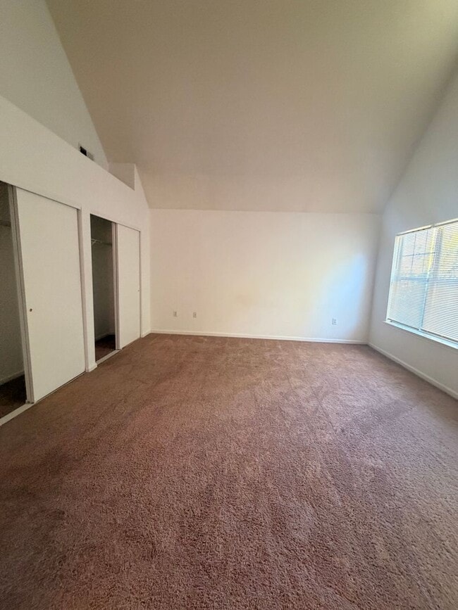 Building Photo - 325 Town Pointe Way
