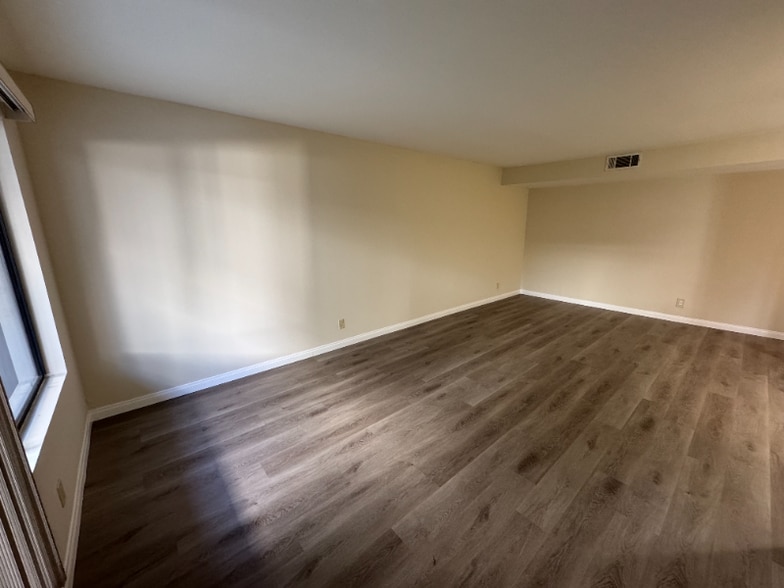 Building Photo - 515 E Elmwood Ave