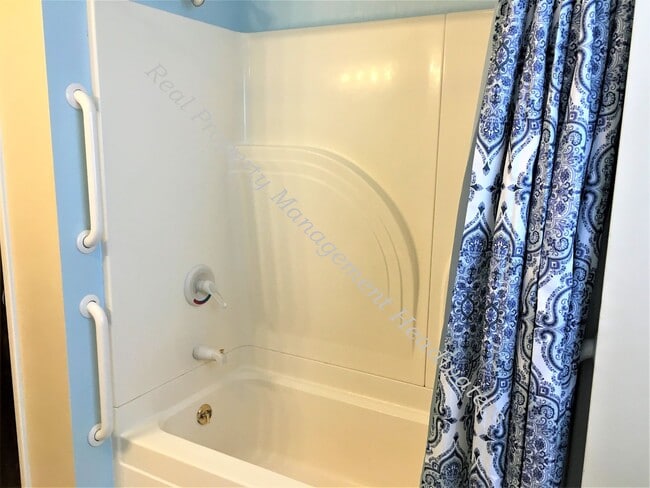 Building Photo - 5 Bedroom 3-1/2 Bath House For Rent