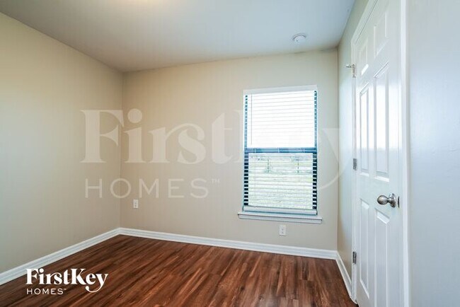 Building Photo - 716 Evening Shade Ln