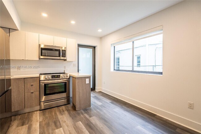 Building Photo - 1985 Bay Dr