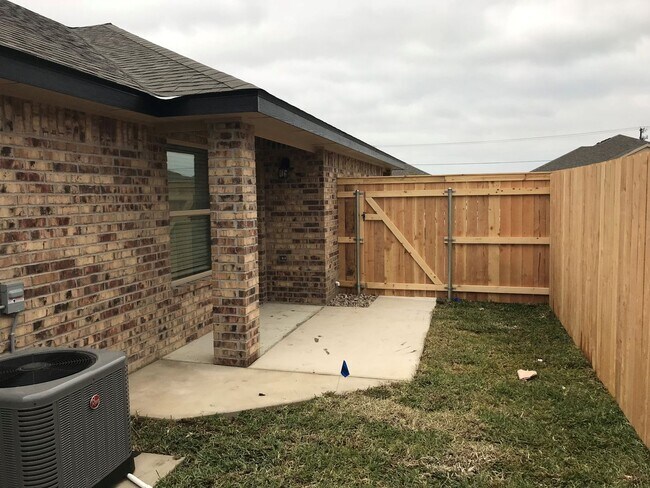 Building Photo - Spacious 3 Bed / 2 Bath Duplex in Trimmier...