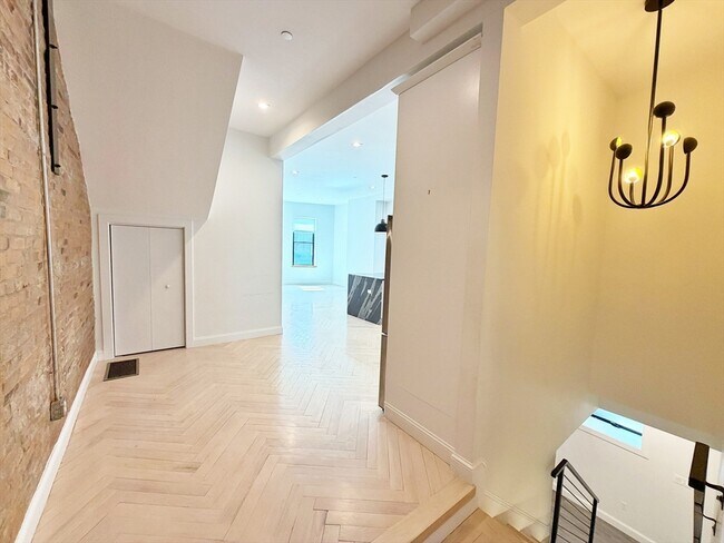 Building Photo - 182 Webster St