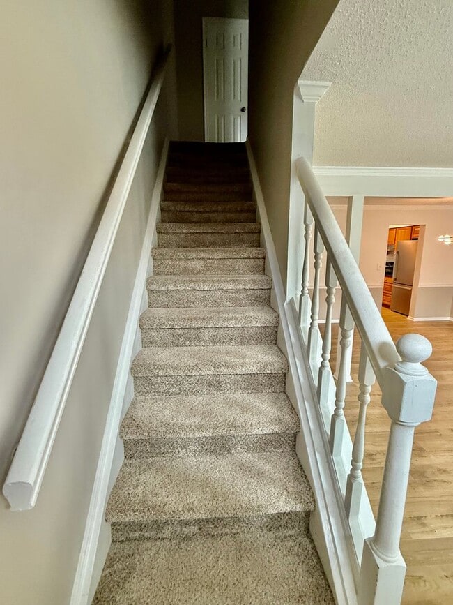 Building Photo - 3BD/2.5BA Brick Townhouse in Washington Commons off of Great Neck! Renovated throughout!