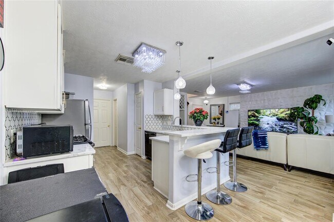 Building Photo - 19334 Strathmore Pl Ln