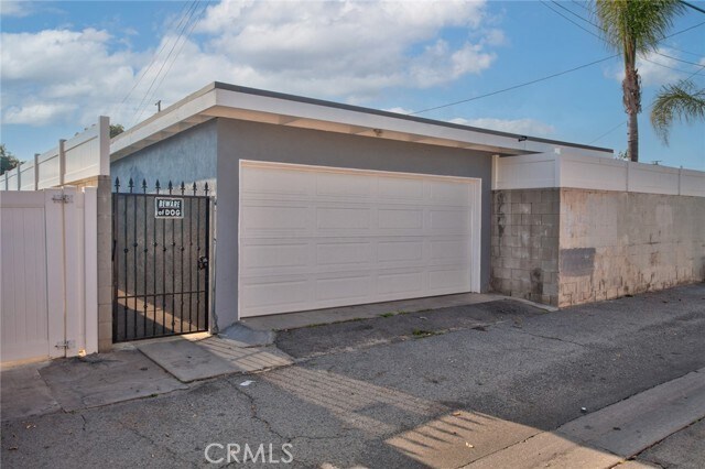 Building Photo - 9502 Laurel Canyon Blvd