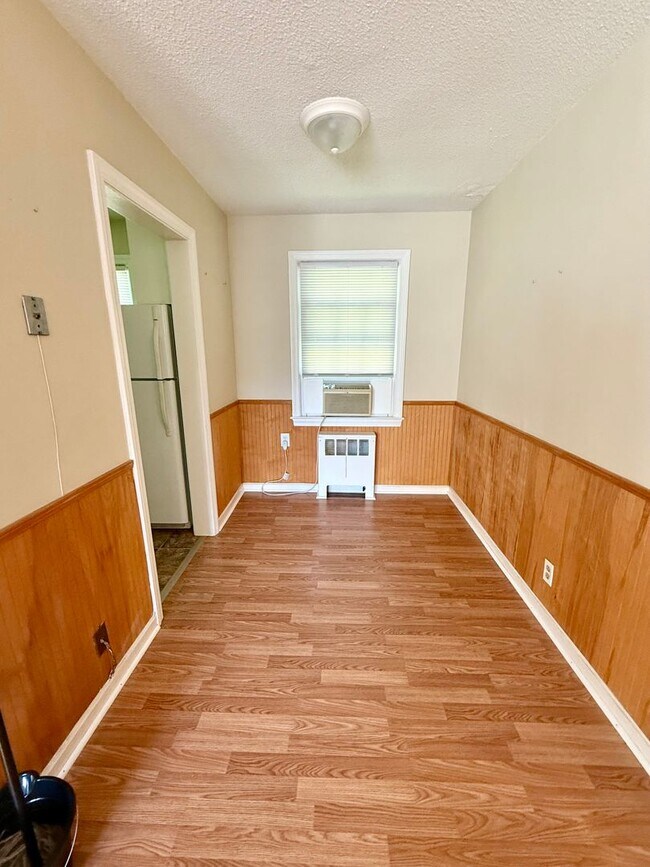 Building Photo - Two bedroom, 1 bath condo in Burlington (Brookwood Garden) Water and heat included!-$150 off depo...