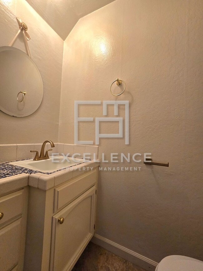 Building Photo - Spacious 2/2.5 Townhouse with 1 Car Garage...
