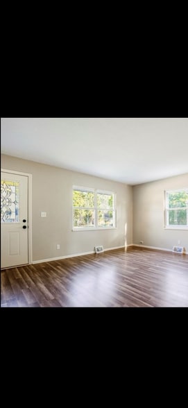 Building Photo - 875 Lamonde Dr